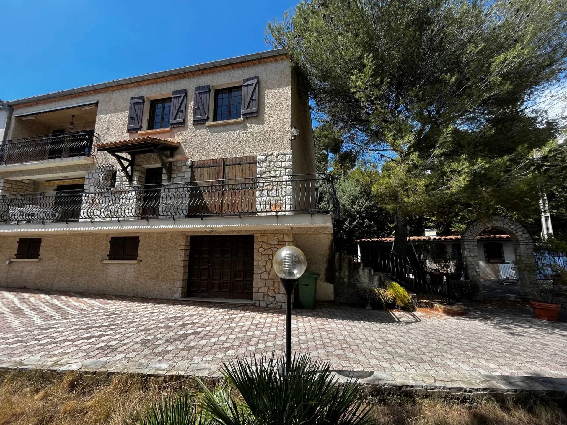 Maison Cassis  proche centre et composée de 2 appartements