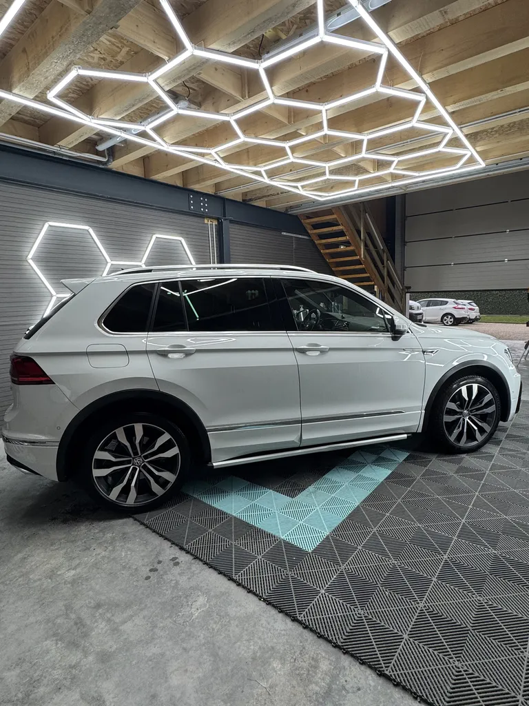 TIGUAN R LINE 2.0 BI-TDI 240 CHV/ BOITE AUTO / TOIT OUVRANT/ DISCOVER PRO/ SIEGE ELECTRIQUE/ ATTELAGE ELECTRIQUE/ COFFRE ELECTRIQUE