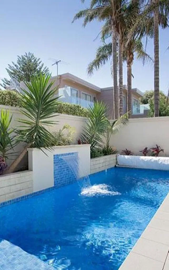 Créer une piscine design avec mur d’eau décoratif pour une villa contemporaine à La Ciotat proche de Saint-Cyr-sur-Mer