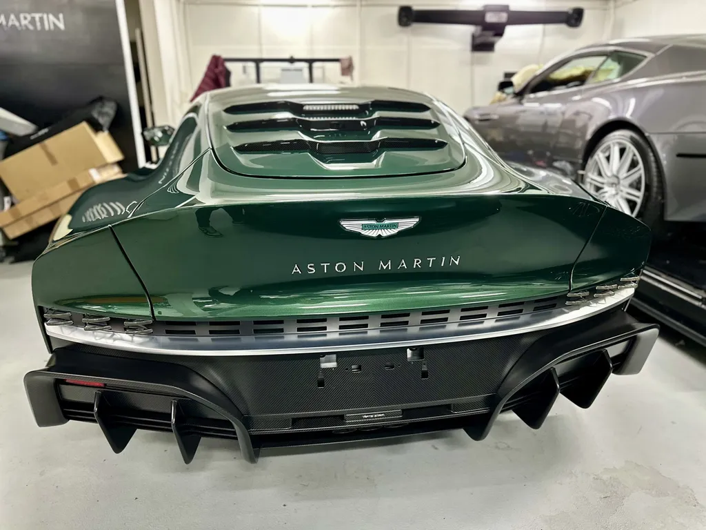 Traitement céramique Lyon protection carosserie Aston Martin Valour 