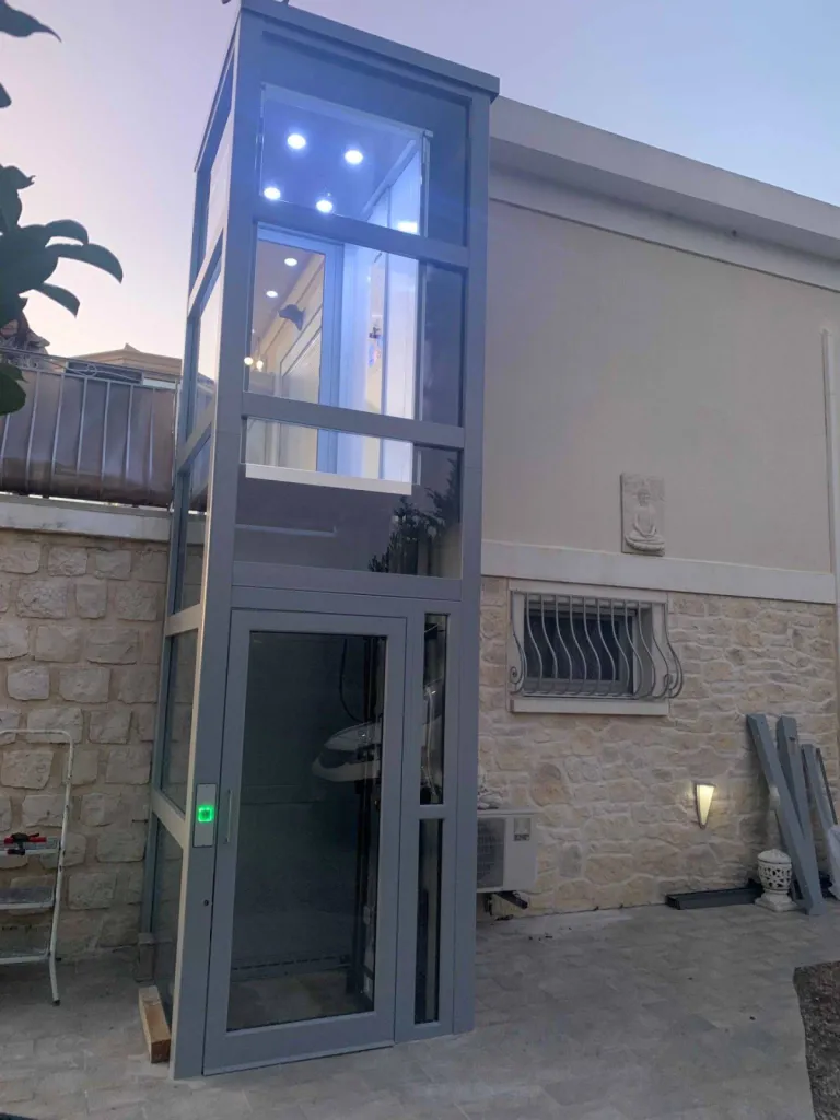 Pylone autoporteur 3 faces vitrées pour cet élévateur vertical extérieur VIMEC près de Marseille