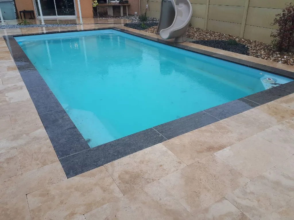 Terrasse en bord de piscine