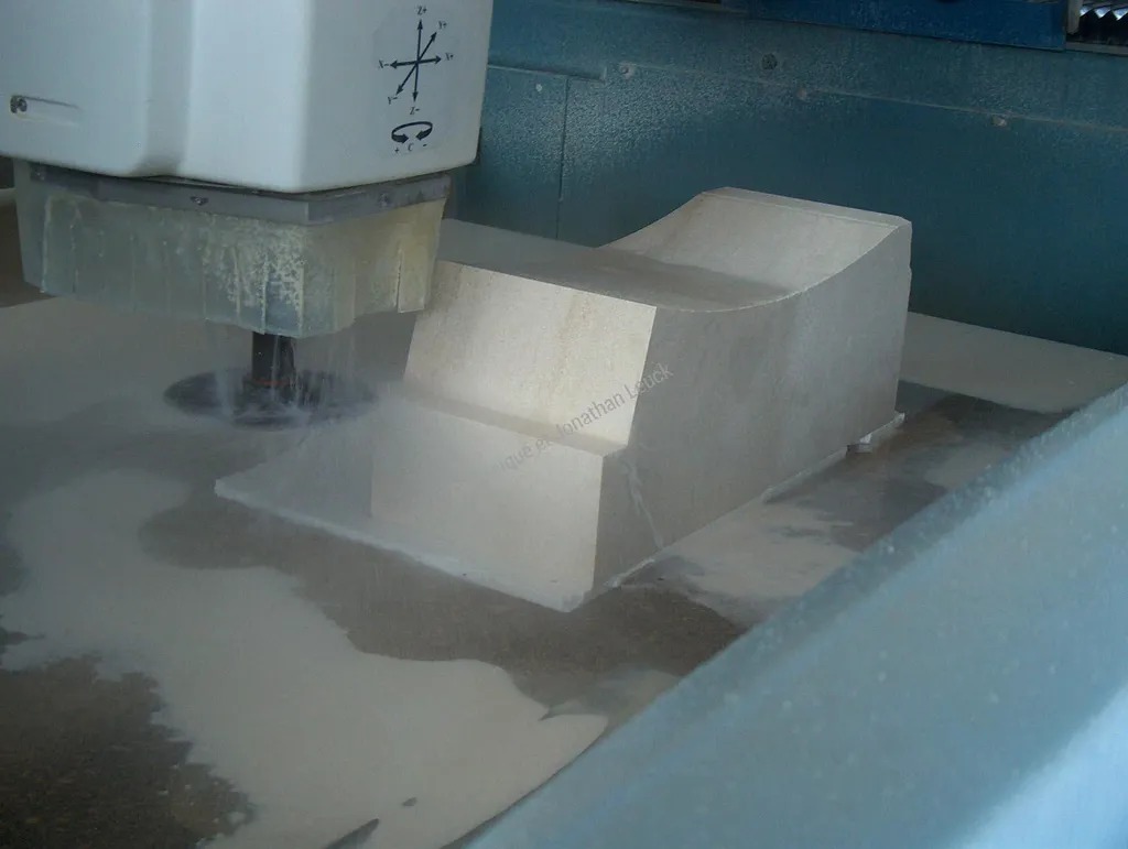 Fontaine circulaire Marignane en pierre d'Estaillades