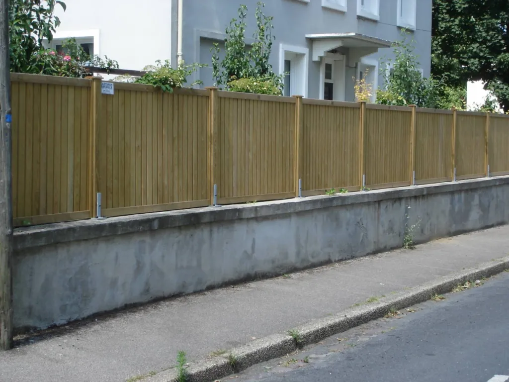 Pose de clôture bois sur mur au Havre 76