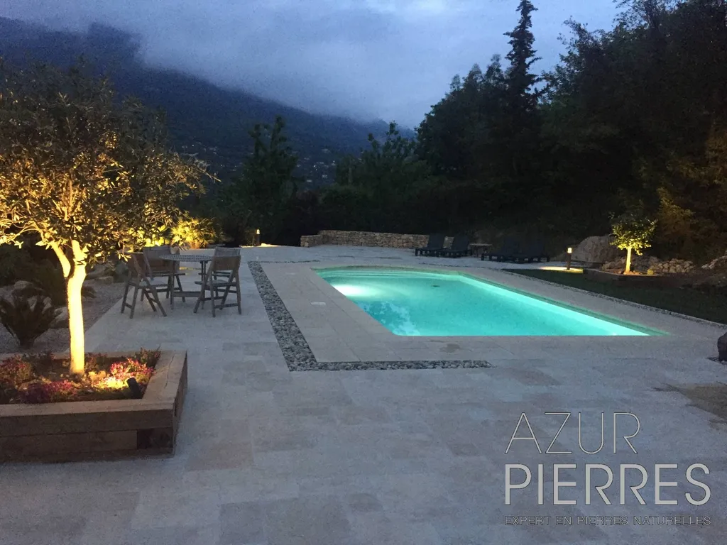 travertin beige classique vu de nuit