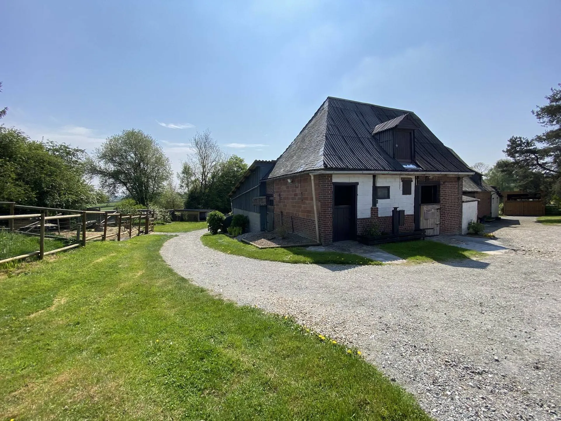 A vendre longère de charme avec 5 boxes en Normandie, 76.