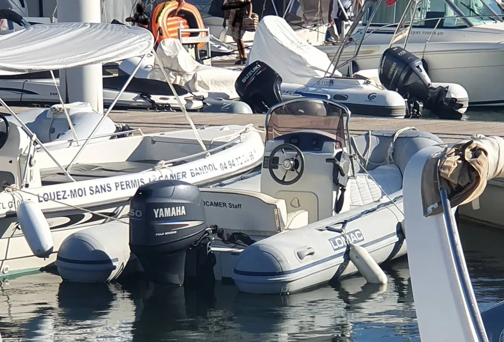 bateau a moteur pas chere dans le var