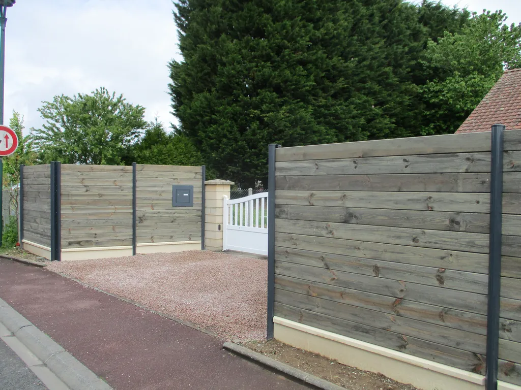 Pose de Clôture Occultante Mixte Acier et Bois, Modèle Résistant Esthétique à Deauville dans le Calvados 14 et Trouville-sur-Mer