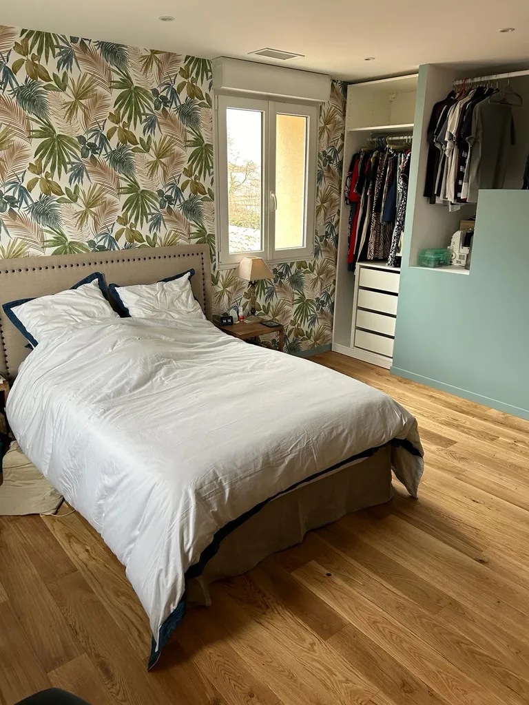 Chambre rénovée avec aménagement moderne et finitions soignées dans cette maison à Fareins