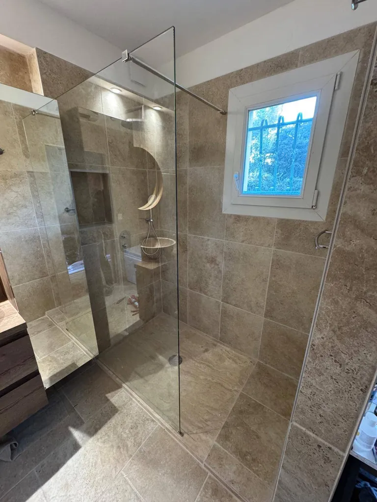 SALLE DE BAIN AVEC CARRELAGE IMITATION TRAVERTIN / GRES CERAM BEIGE CANTAL SAVOIA