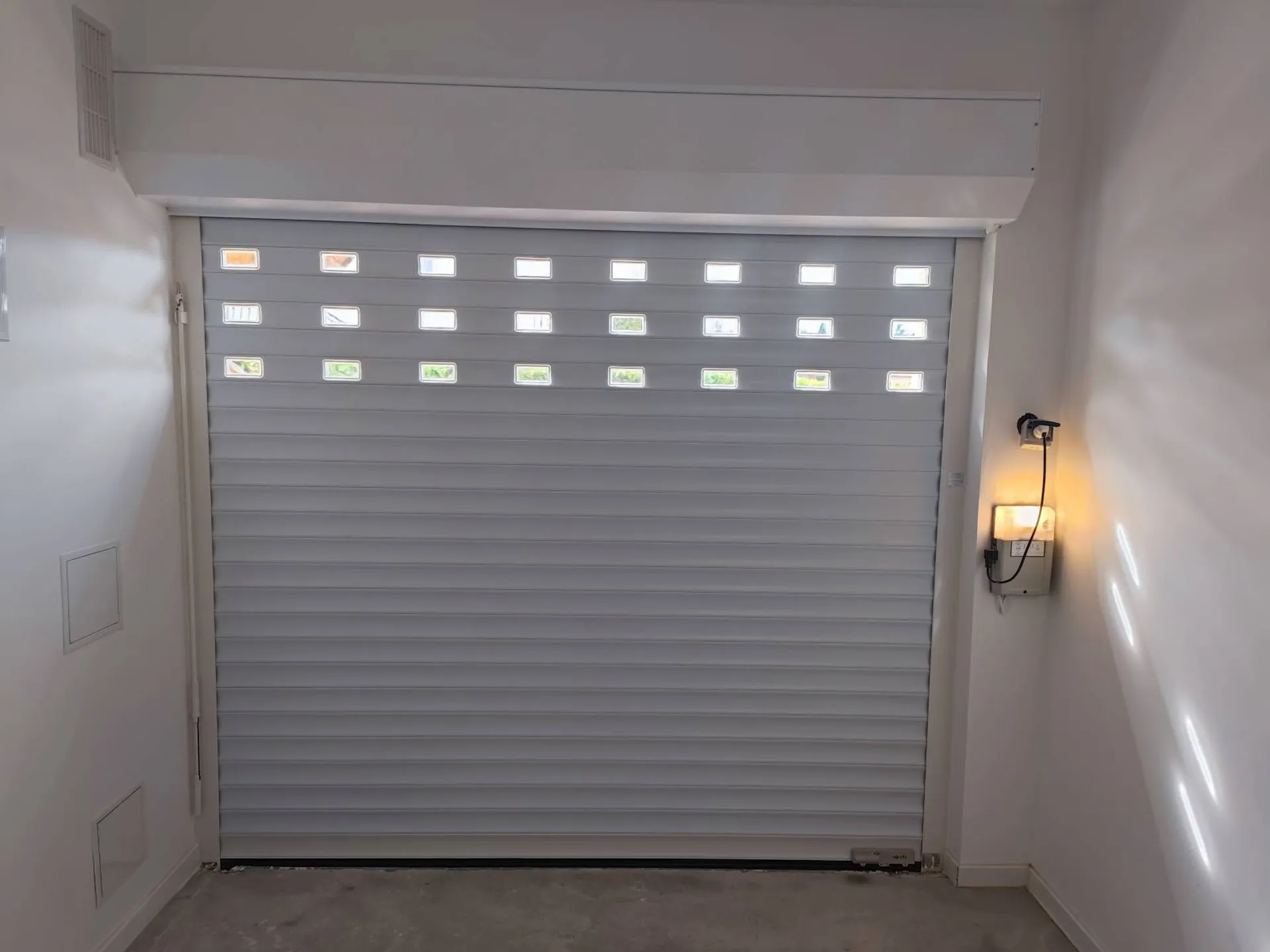 Porte de garage enroulable avec alarme intégrée