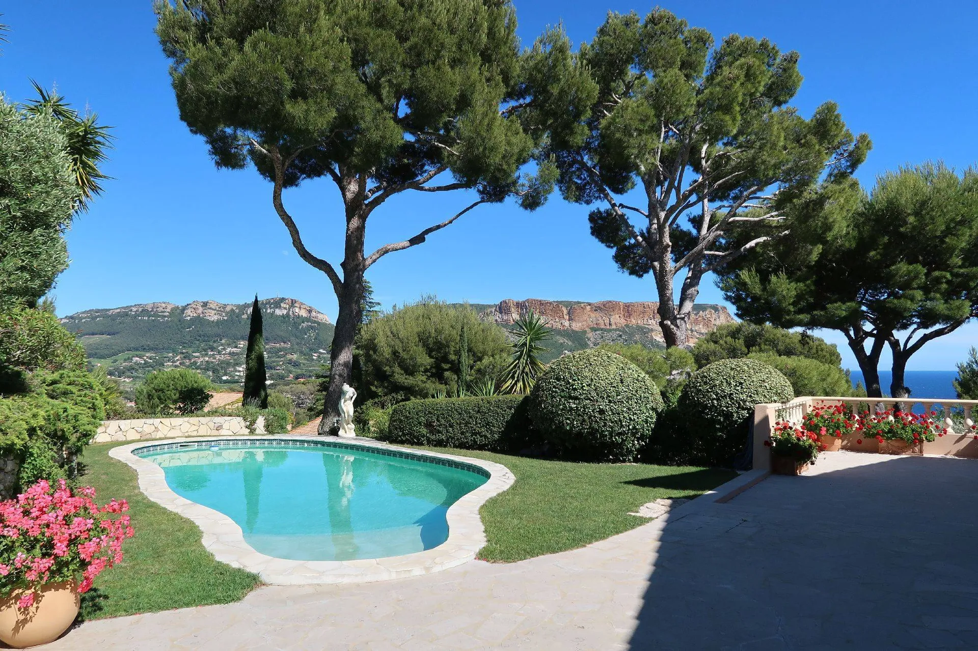 Jardin arboré avec piscine  vue d'exeption Cap Canaille et mer 