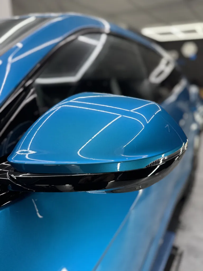 Film de protection carrosserie transparente PPF XPEL sur la vitre d’azur par Riviera Derailing installateur certifié XPEL 