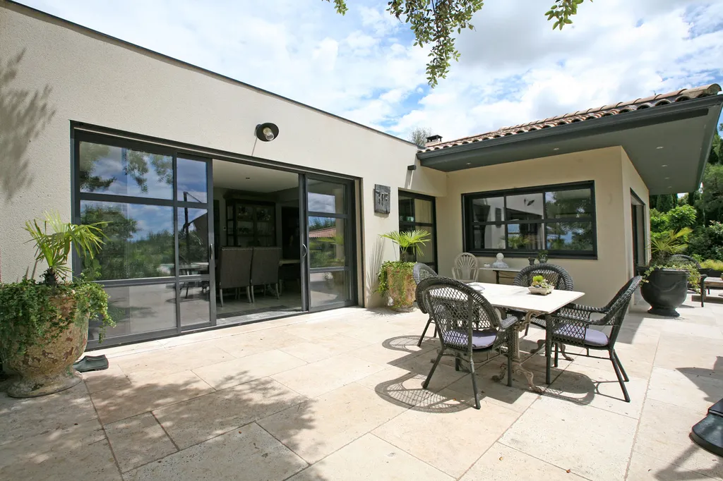 Comtat Venaissin en position dominante, villa contemporaine avec piscine   
