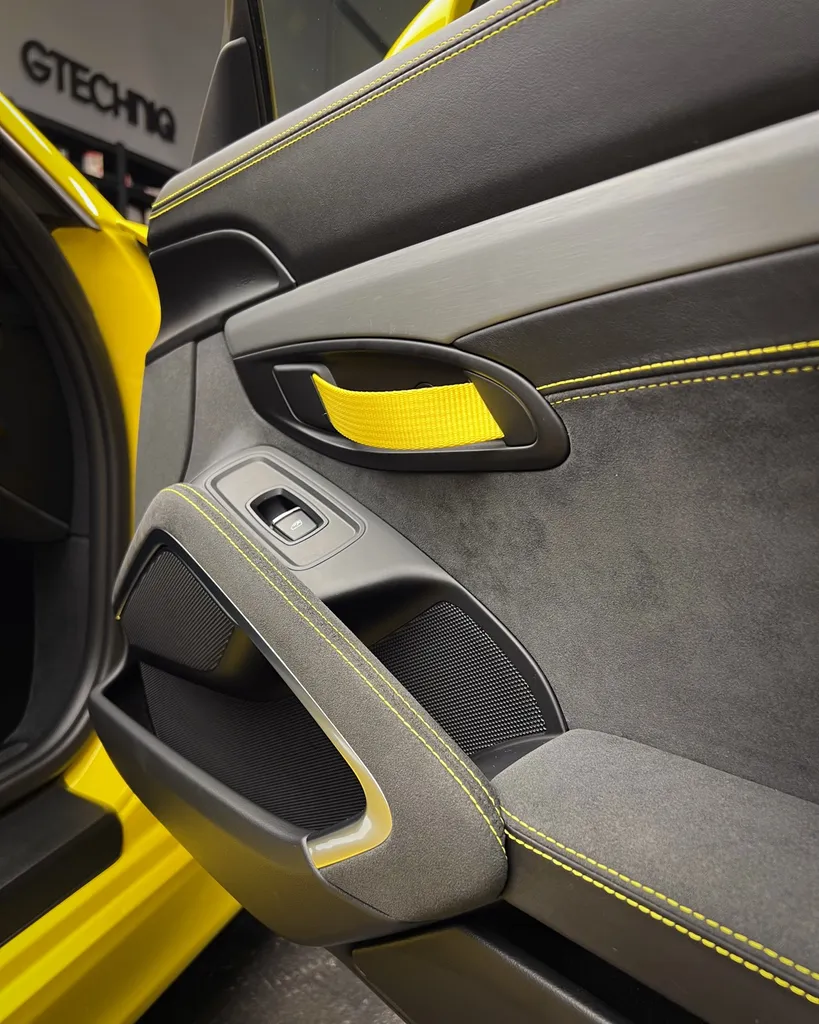 Entretien intérieur d’une Porsche Cayman GT4 par DSP Service à Le Mans