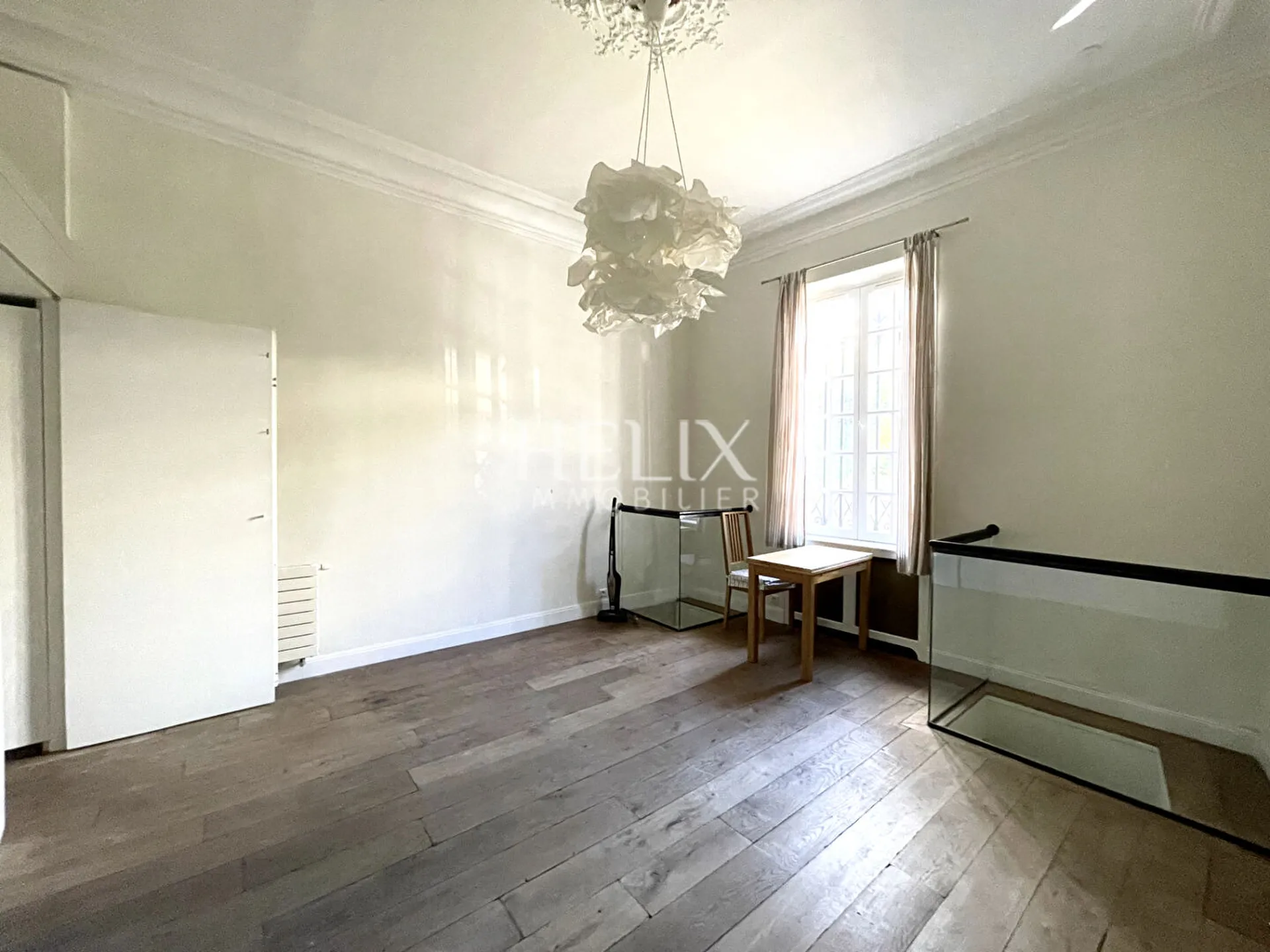 Un ensemble en pleine propriété d'appartement et de maison dans un  hôtel particulier en pierre de taille réhabilité en 2006 avec des éléments architecturaux existants remarquables. 