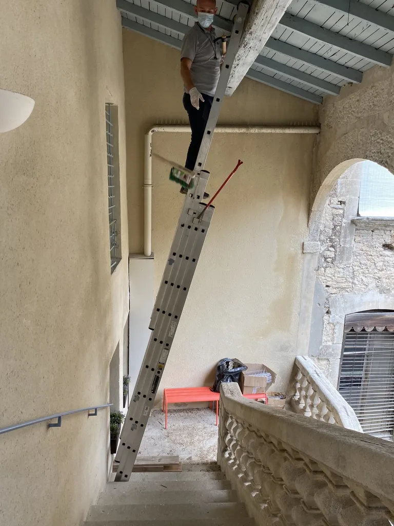 pose de pics à pigeons à l’entrée d’un cabinet médicale à Nîmes dans le Gard (30)