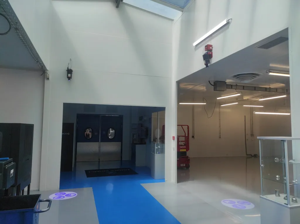 Installation d’un pictogramme LED projeté au sol – Site pharmaceutique à Valence