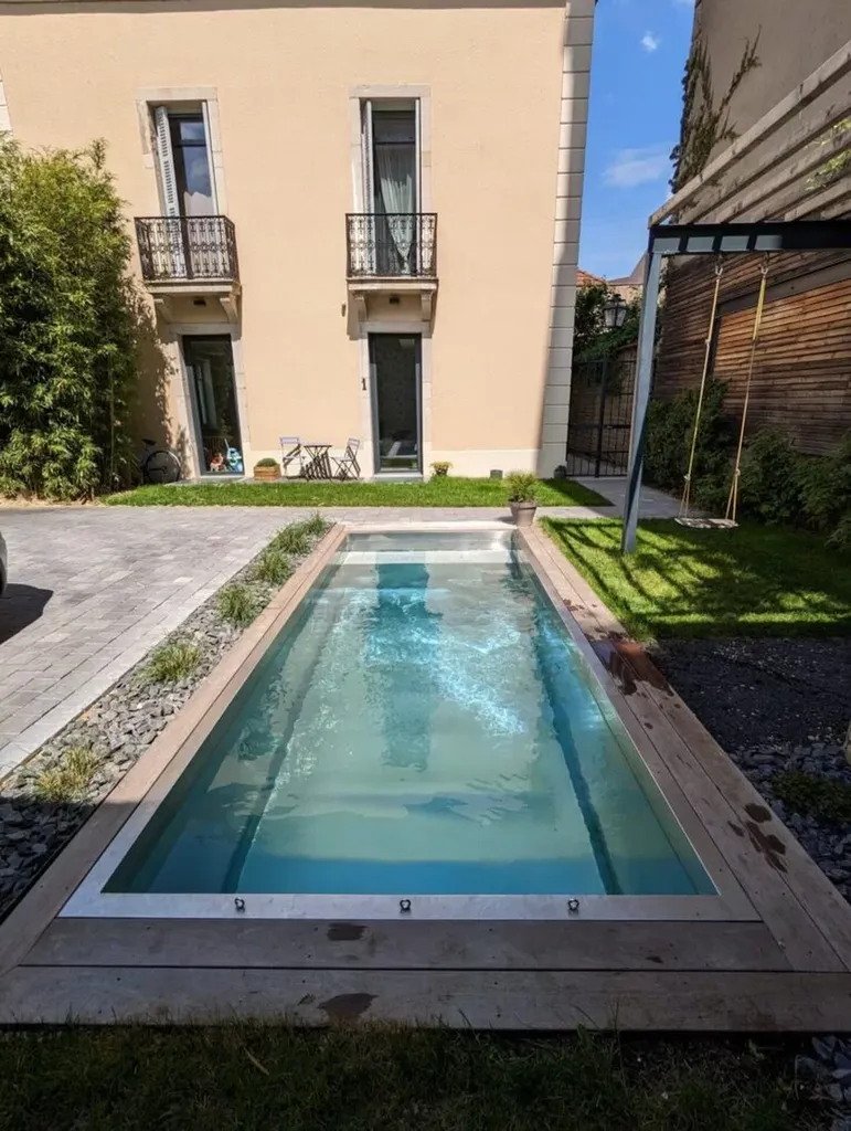 Construction d'une mini piscine en inox de 2x5m avec pompe à chaleur connectée et crochet pour nage sur élastique à Dijon