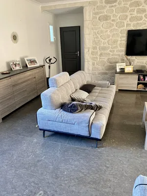 DALLAGES INTERIEURS / SEJOUR EN PIERRE NATURELLE DE CASTELLA GRISE / CENIA AZUL FINITION ADOUCIE