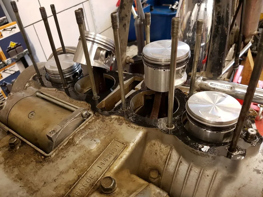 HONDA CB550 FOUR SUPER SPORT RESTAURATION