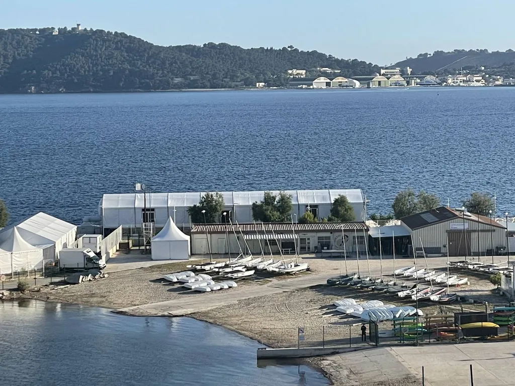 Réalisation d'une structure 10*40 pour créer un espace loges pour un concert télévisé en bord de mer sur les plages du Mourillon à Toulon
