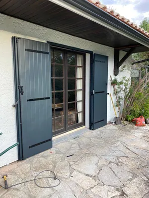 Pose de volets battants aluminium isolé réalisé pas Aquit'M sur St Médard En Jalles