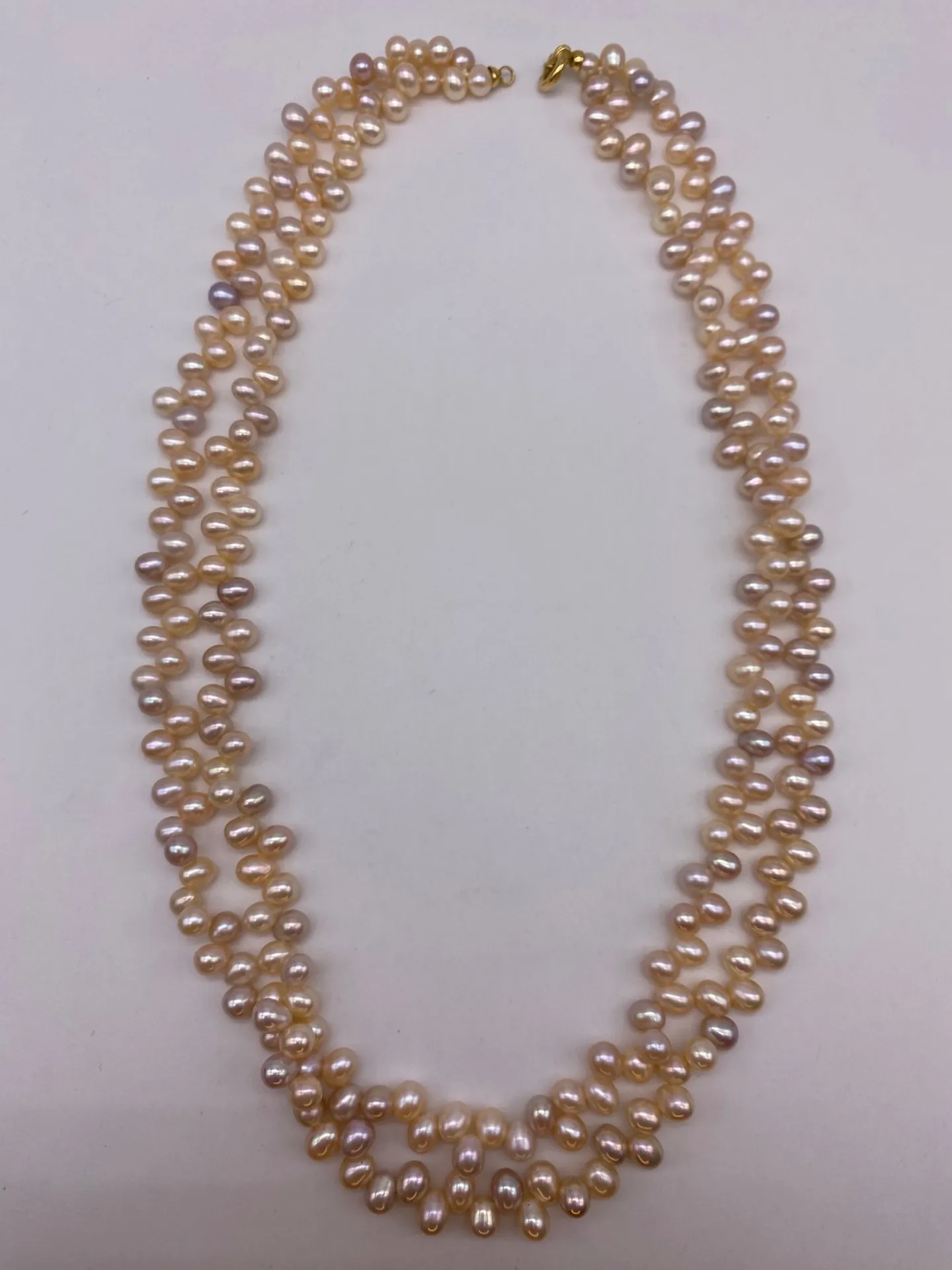 Idée cadeau collier double rangs perles de culture en seconde main en très bon état avec son fermoir en or 750/1000ème chez la bijouterie Or Ligne à La Teste en Gironde