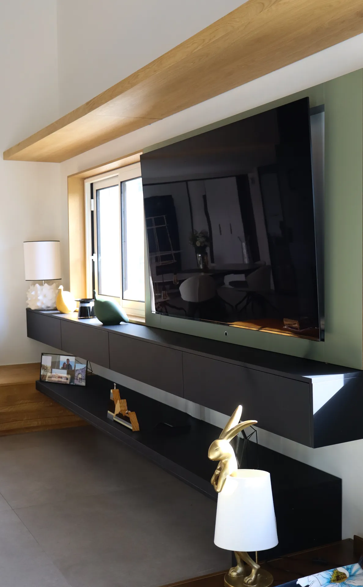 Meuble télé sur mesure en bois et rangements intégrés pour un intérieur contemporain vers Ruoms en Ardèche