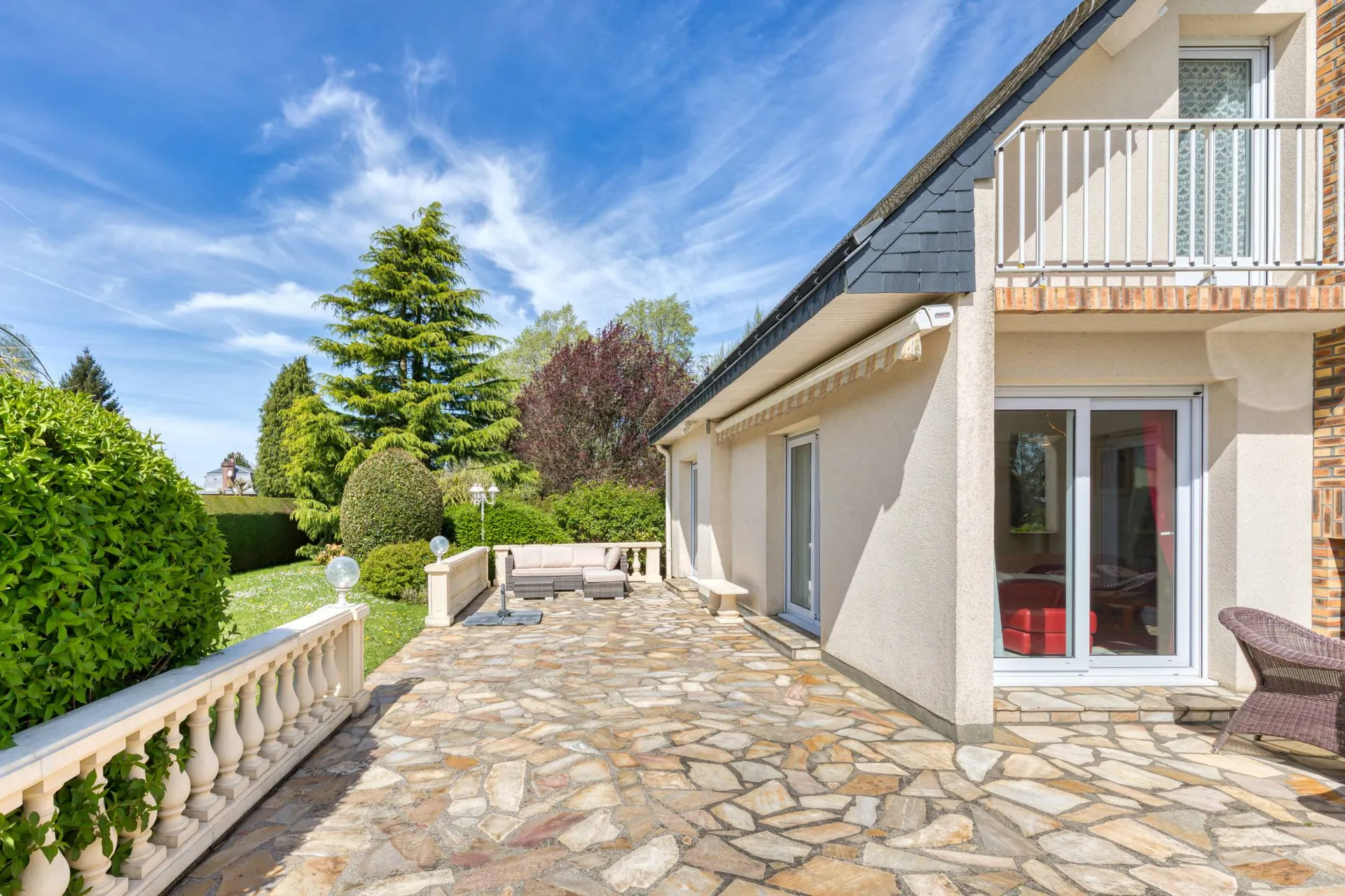 A vendre proche des commerces dans un bourg animé maison de 160m² habitables