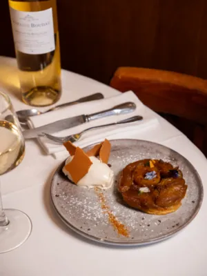 Tatin de reine-claude flambée, glace vanille maison