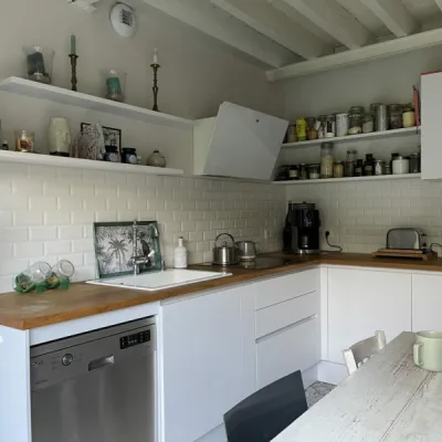 Cuisine familiale moderne et conviviale déplacée dans la pièce à vivre, par l'Atelier D, architecte d'intérieur à Bordeaux.