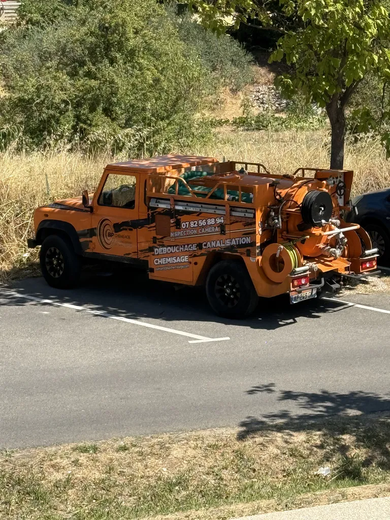 Réparation d’une fuite d’eau sur une canalisation enterrée sous une terrasse à Orange, Vaucluse.