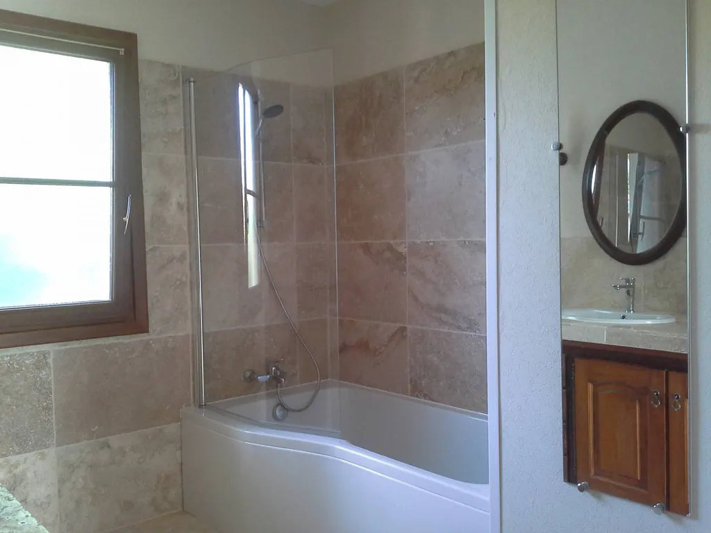 SALLE DE BAIN EN TRAVERTIN BEIGE 1ER CHOIX CLASSIC FORMAT 61X40.6X1.2CM