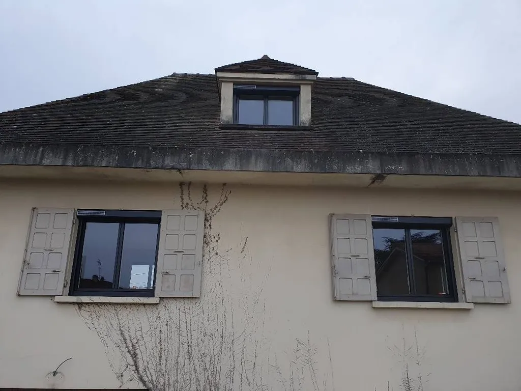 Installation de volet roulant électrique  solaire pose entre mur à Jassans pres de Villefranche sur saone