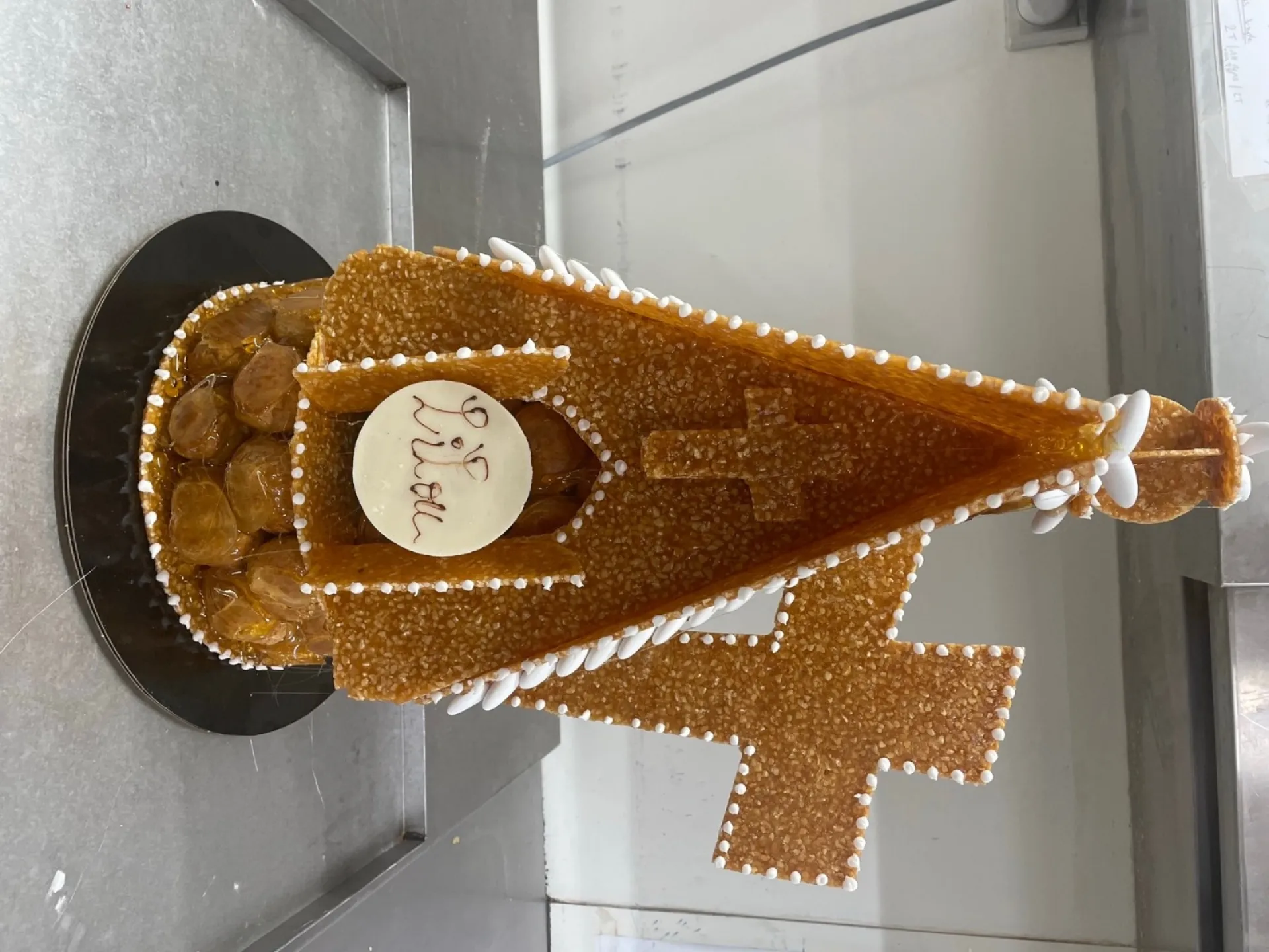 Pièce montée à base de choux et macarons