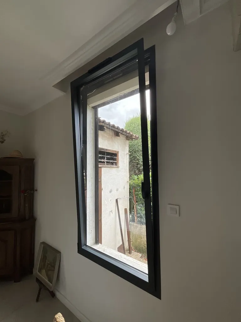 Fenêtre en ALU à un vantail avec système oscillo-battant à Aix