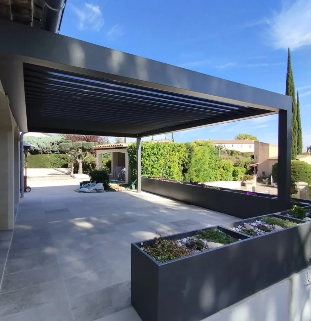 Pose d'une pergola bioclimatique dans les bouches-du-rhones