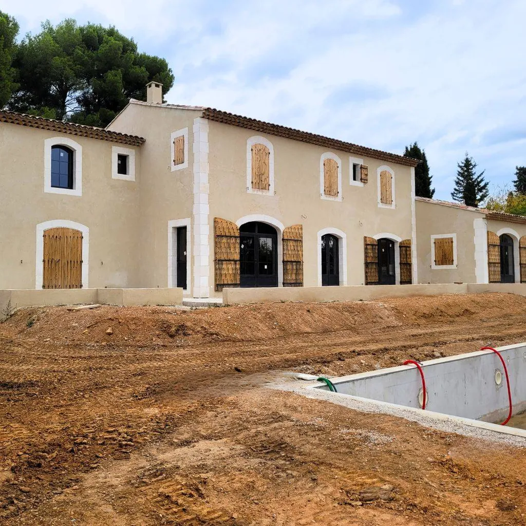 Chantier en cours sur la commune de Maussane-les-Alpilles dans les Bouches du Rhône