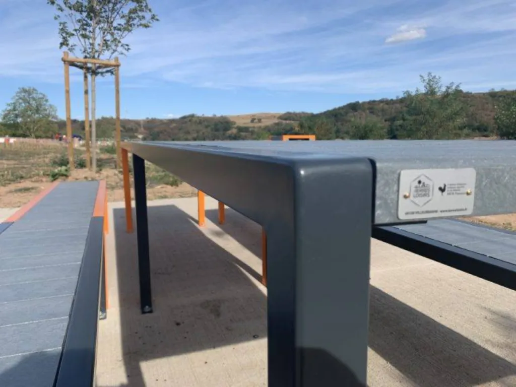 Conception et pose de bancs, chaises de détente, tables de pique nique et jeux pour enfants au Lac de Villerest près de Roanne Loire 42