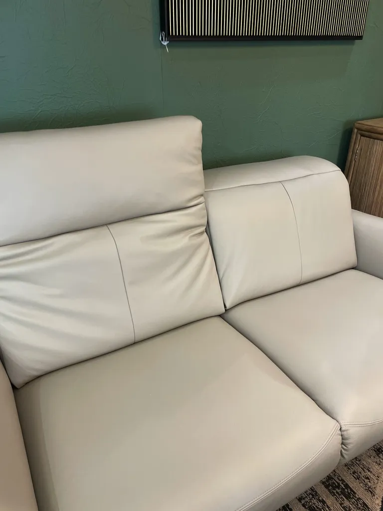 Canapé 3 places en cuir, avec têtières ajustables