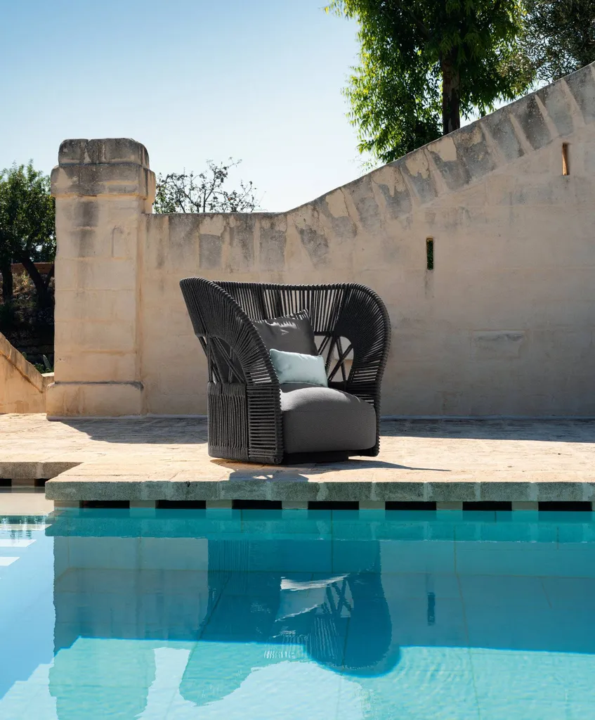 Fauteuil de jardin contemporain gris avec cordes à Hyères les palmiers vers Saint tropez