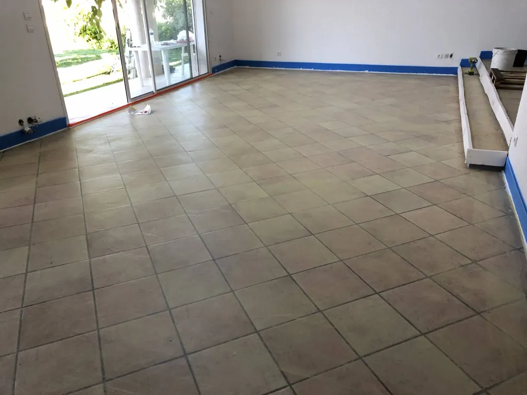 Revêtement sol tendance en béton ciré sur carrelage Sainte Maxime Var 83