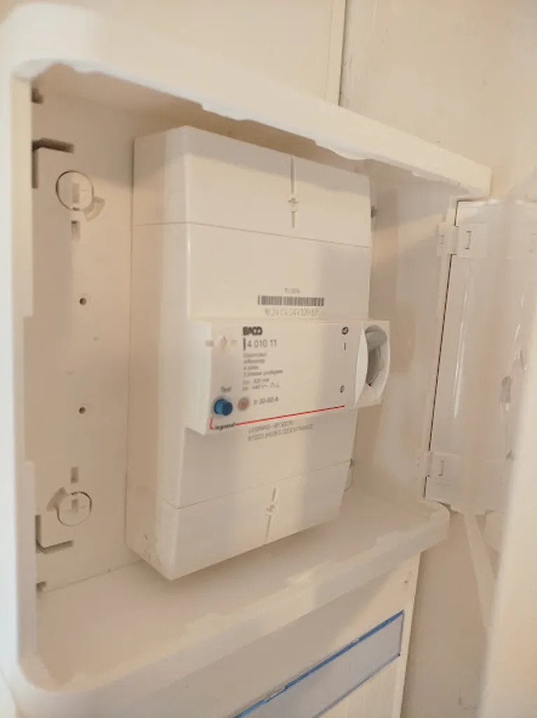 Disjoncteur triphasé protection générale à saint de vedas par infiny elec