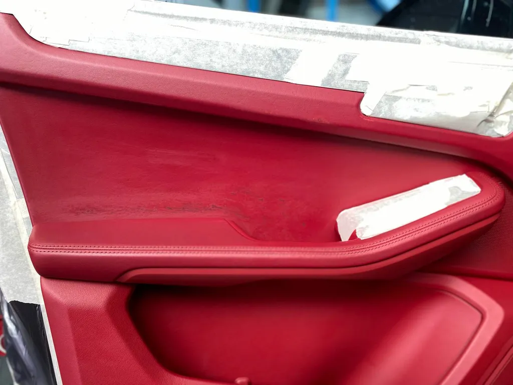 Repigmentation d'une garniture de porte d'un Porsche Macan S, proche de Le Mans