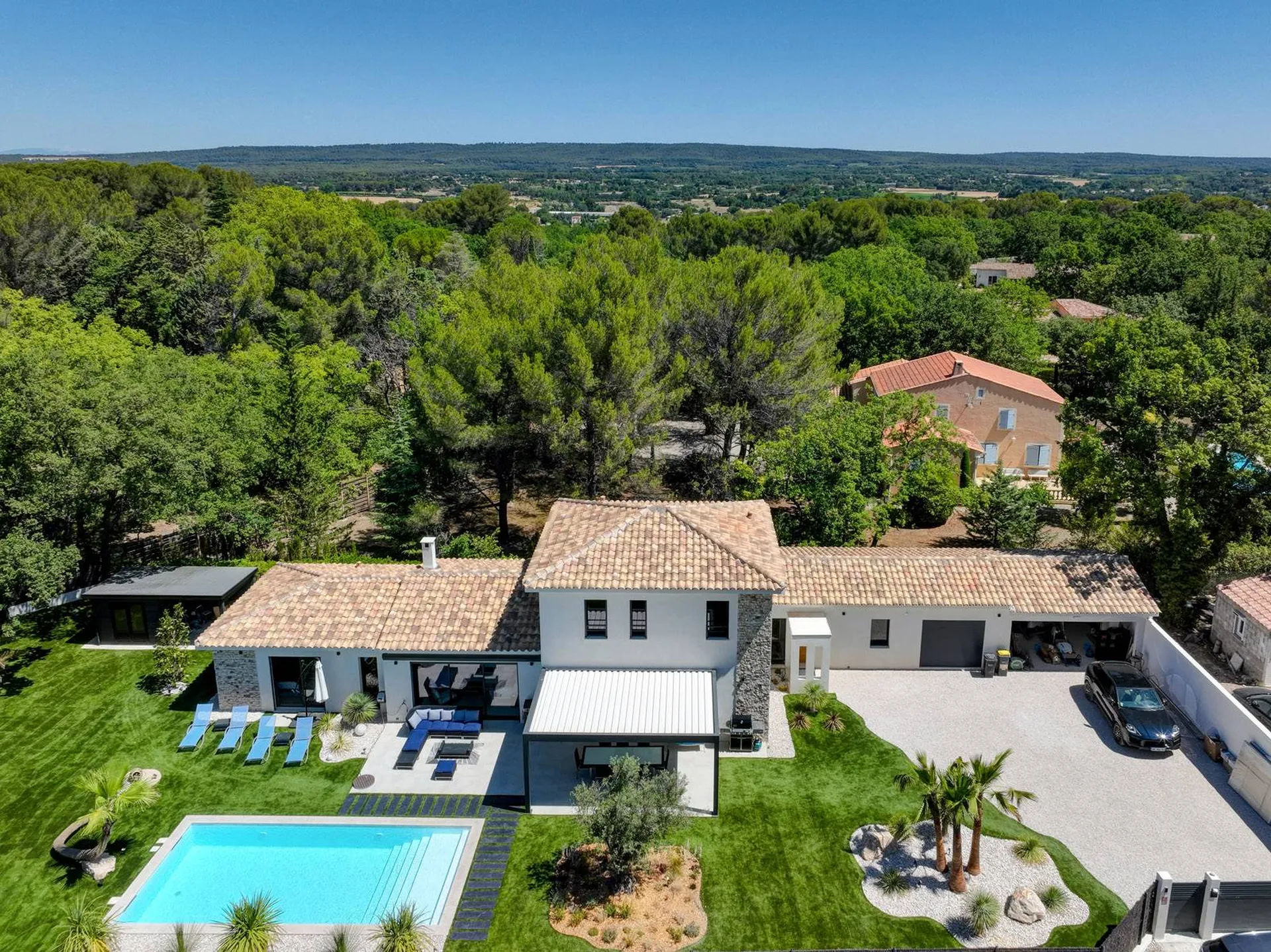 Projet de construction de villa aux allures contemporaines, située à quelques kilomètre d'Aix en Provence, dans les Bouches du Rhône. 