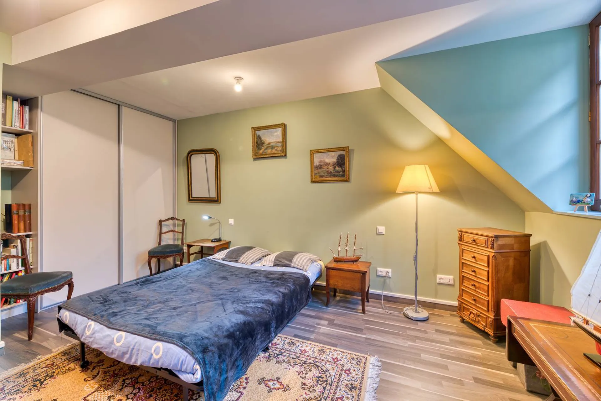 Charme et histoire à vendre : Maison dieppoise de 1693, rénovée avec élégance, offrant 140m² de vie confortable et une cour intérieure pour vos moments privilégiés. Bonus : un ascenseur discret pour un accès facile au premier étage