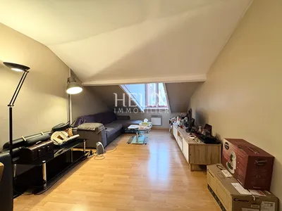 A vendre un appartement traversant situé au 4ème et dernier étage dans un immeuble ancien à Saint-Germain-en-Laye. 