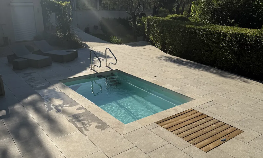 Installation mini piscine millenium haut confort avec travaux préparatoires complets et aménagements techniques spécialisés à Aix-en-Provence