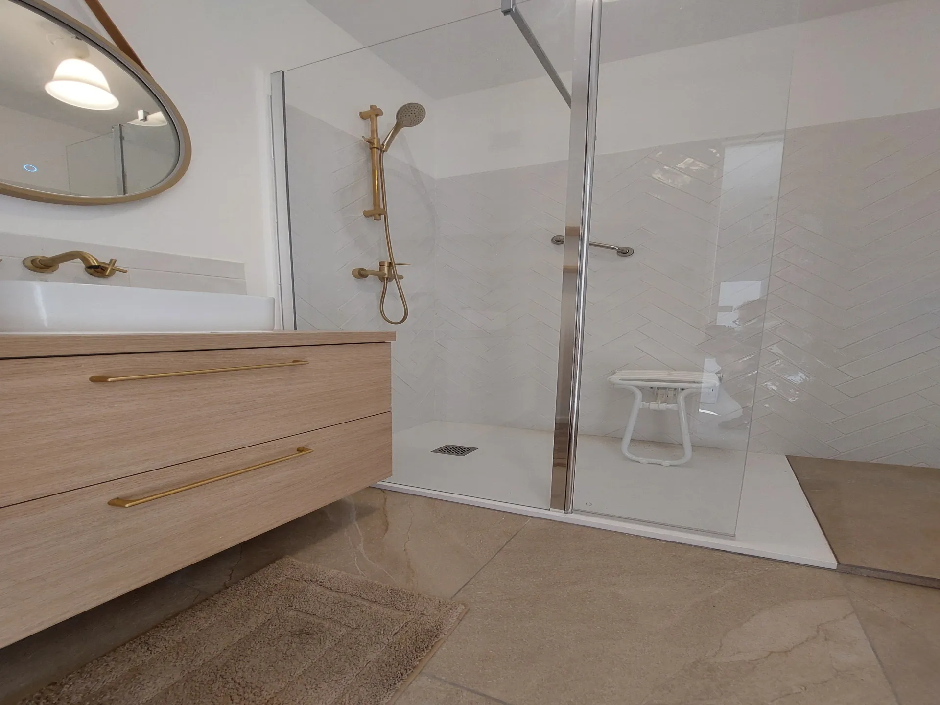 Salle de bain rénovée suite a un dégât des eaux